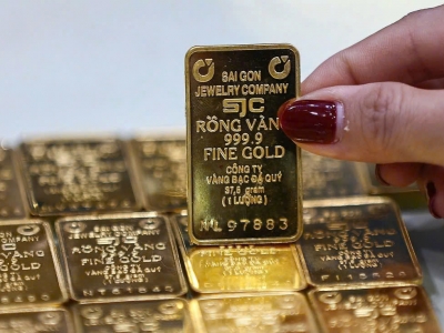 Giá vàng hôm 27/2: Vàng trong nước đồng loạt giảm mạnh, thế giới điều chỉnh sau chuỗi tăng nóng