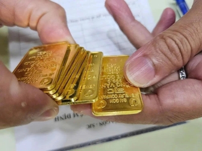 Giá vàng hôm 16/4: Trong nước giằng co, thế giới hạ nhiệt sau đỉnh ngắn hạn