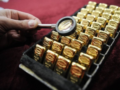 Giá vàng hôm nay 25/10, Giá vàng giảm, nín thở đợi Fed bớt ‘diều hâu’; USD và dầu mỏ đè nén kim loại quý; Vàng SJC thuận chiều